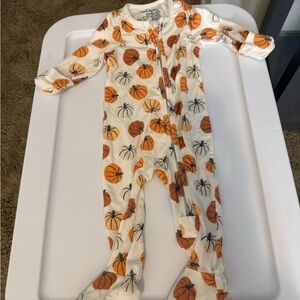 Copper pearl pumpkin footie pjs 🎃 0-3 months